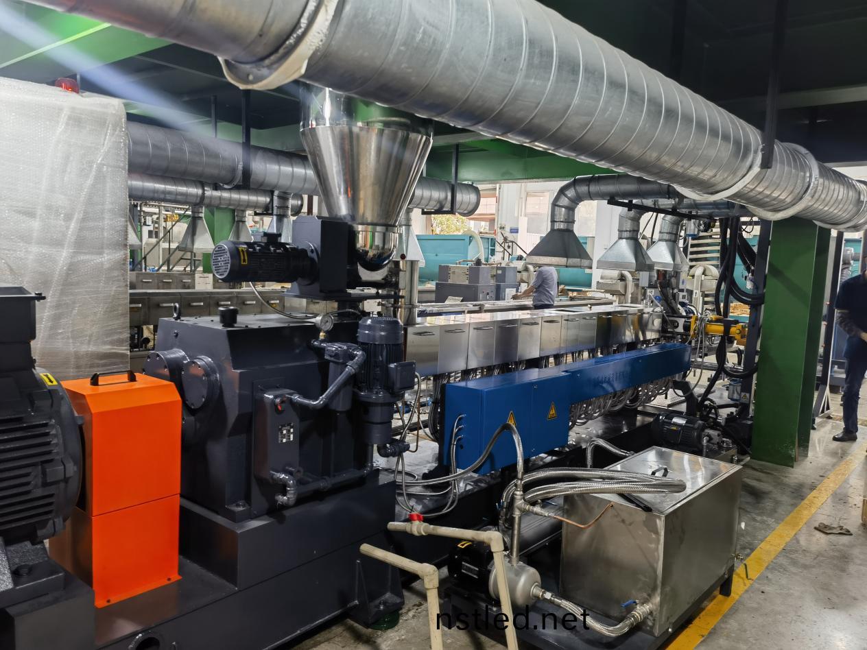 力塑TPE引進雙螺桿擠齣機+水下(xia)切(qie)生産線自動化設備