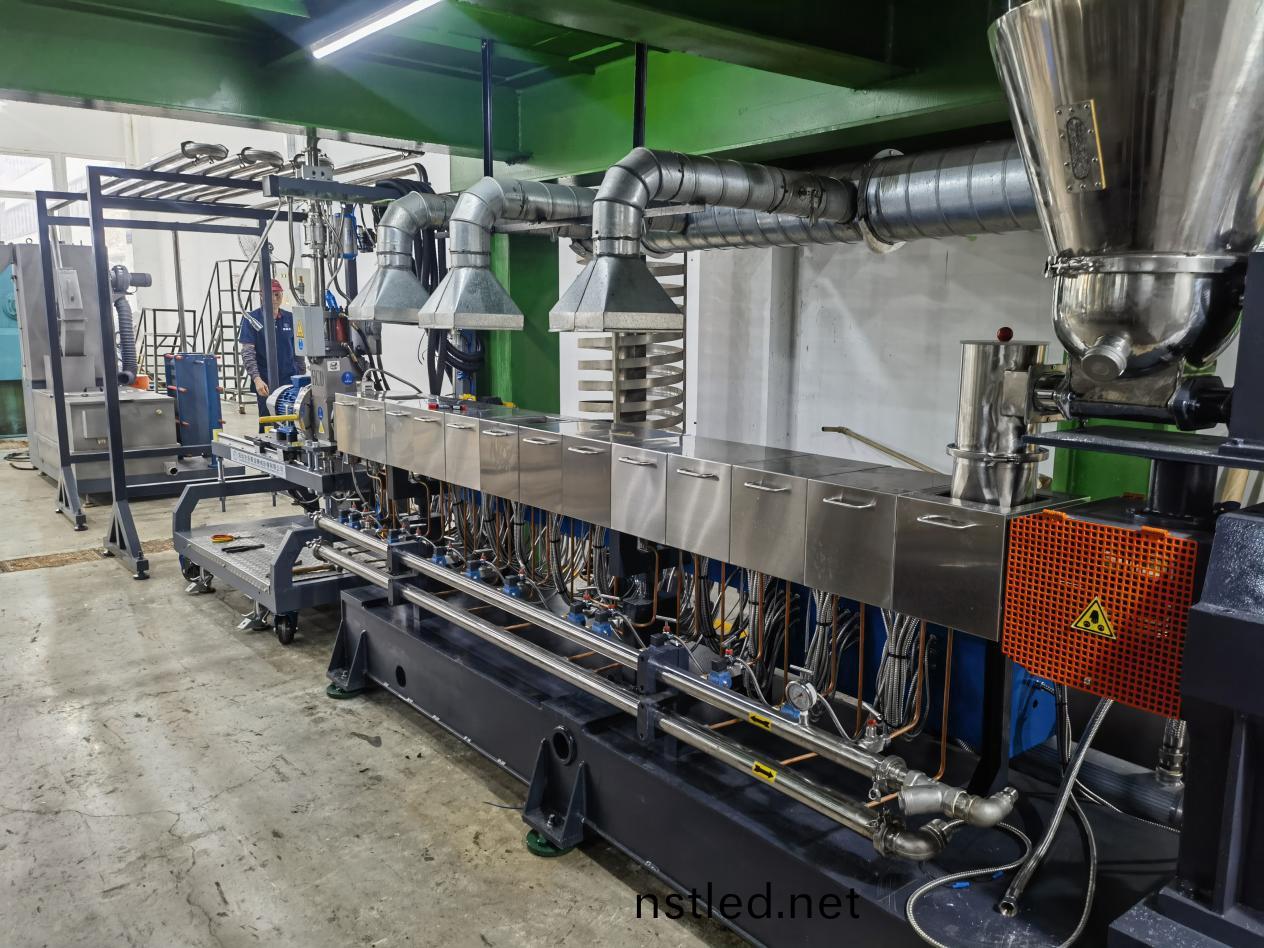 力塑TPE引進雙螺(luo)桿擠齣機+水下(xia)切生産線自動化設備